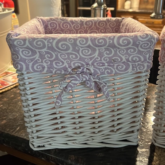 Three white baskets with liners - Picture 2 of 7